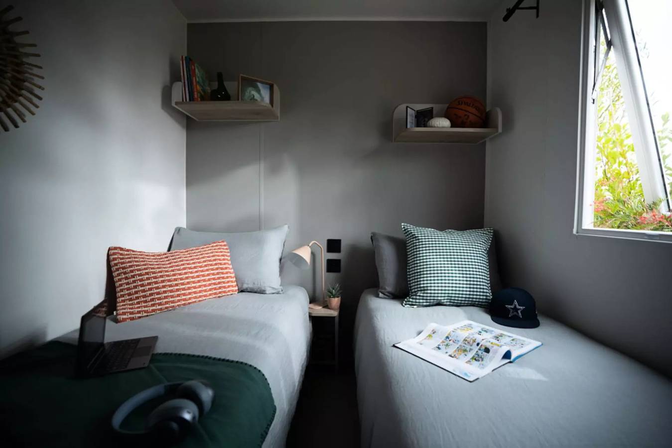 Cozy Mobile Home with Pool and WiFi in Übereisenbach in Hosingen, Park Hosingen