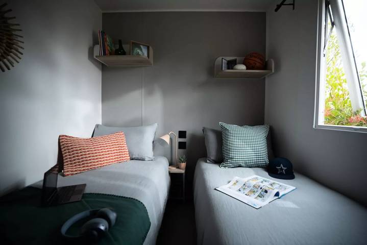 Cozy Mobile Home with Pool and WiFi in Übereisenbach in Hosingen, Park Hosingen