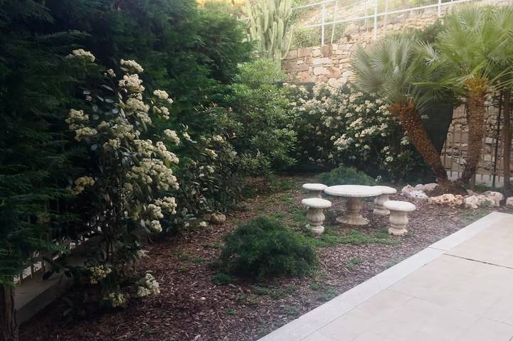 Ganze Wohnung, Waves of relaxation: Private Garage and Private Garden & A/C - Ricky's Maple Tree. in Imperia, Riviera di Ponente