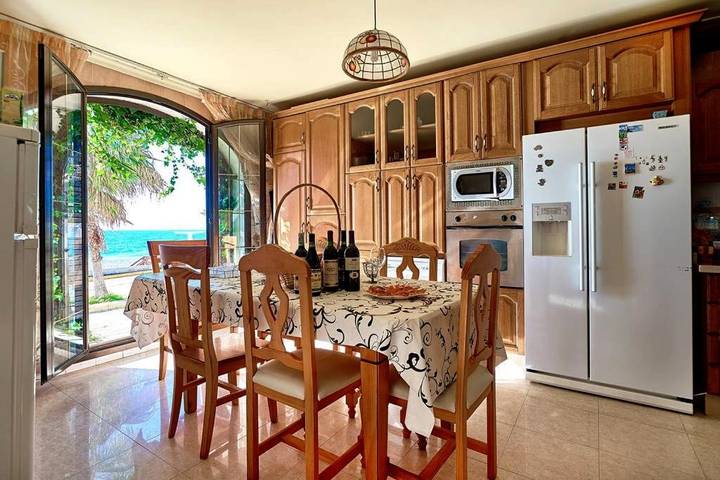 Casa rural para 18 personas, con Balcón y Jacuzzi además de Terraza y Jardín en Adra