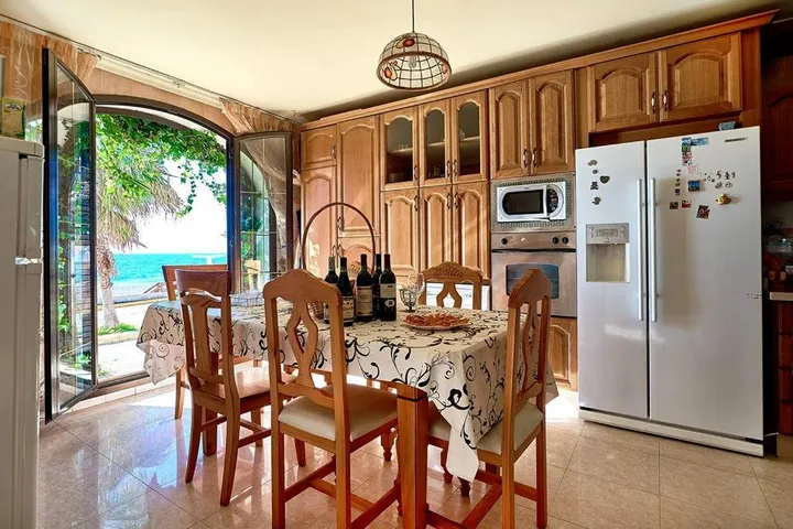 Villa pour 18 personnes, avec sauna et jacuzzi ainsi que piscine et jardin - 1