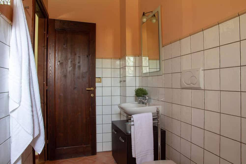 Ganze Wohnung, Wohnung im ersten Stock von etwa 50 Quadratmetern ein Schlafzimmer, ein Bad mit Dusche für 4 Personen in Gambassi Terme, Florenz Provinz
