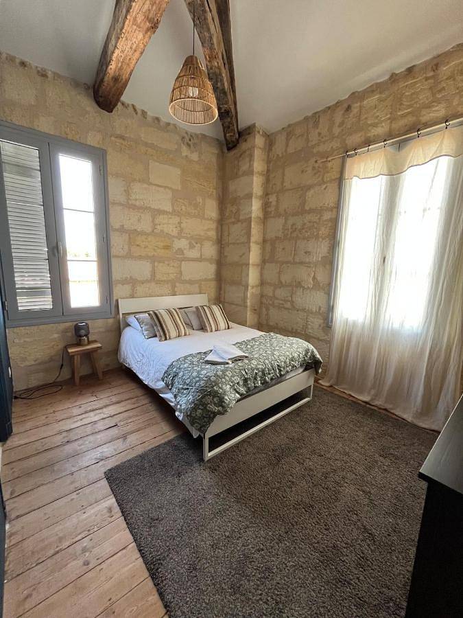 Location de vacances pour 16 personnes, avec vue ainsi que jardin et piscine à Tresses - 2