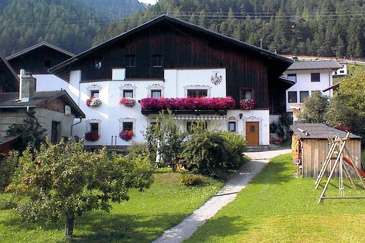 Ferienhaus für 4 Personen, mit Balkon und Terrasse sowie Garten in Trins