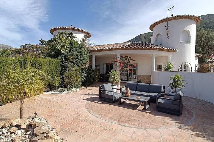 Casa rural para 8 personas, con jardín además de piscina y vistas en Alcaucín - 3