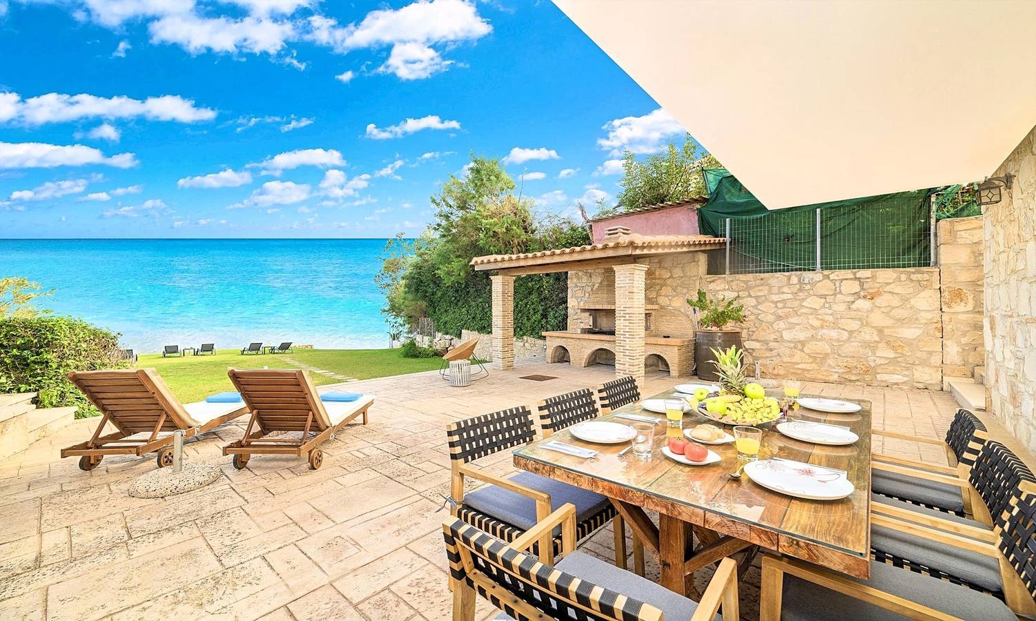 Spacious Seaside Villa with Pool, Garden and Direct Sea Access in Ψαρού, Αλυκές