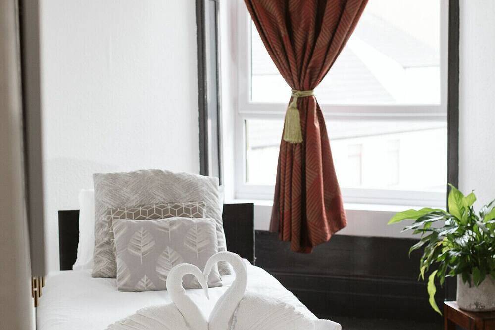 Oakshaw Guesthouse - Cozy Single Room in a Central Location. R11 in Paisley, Renfrewshire