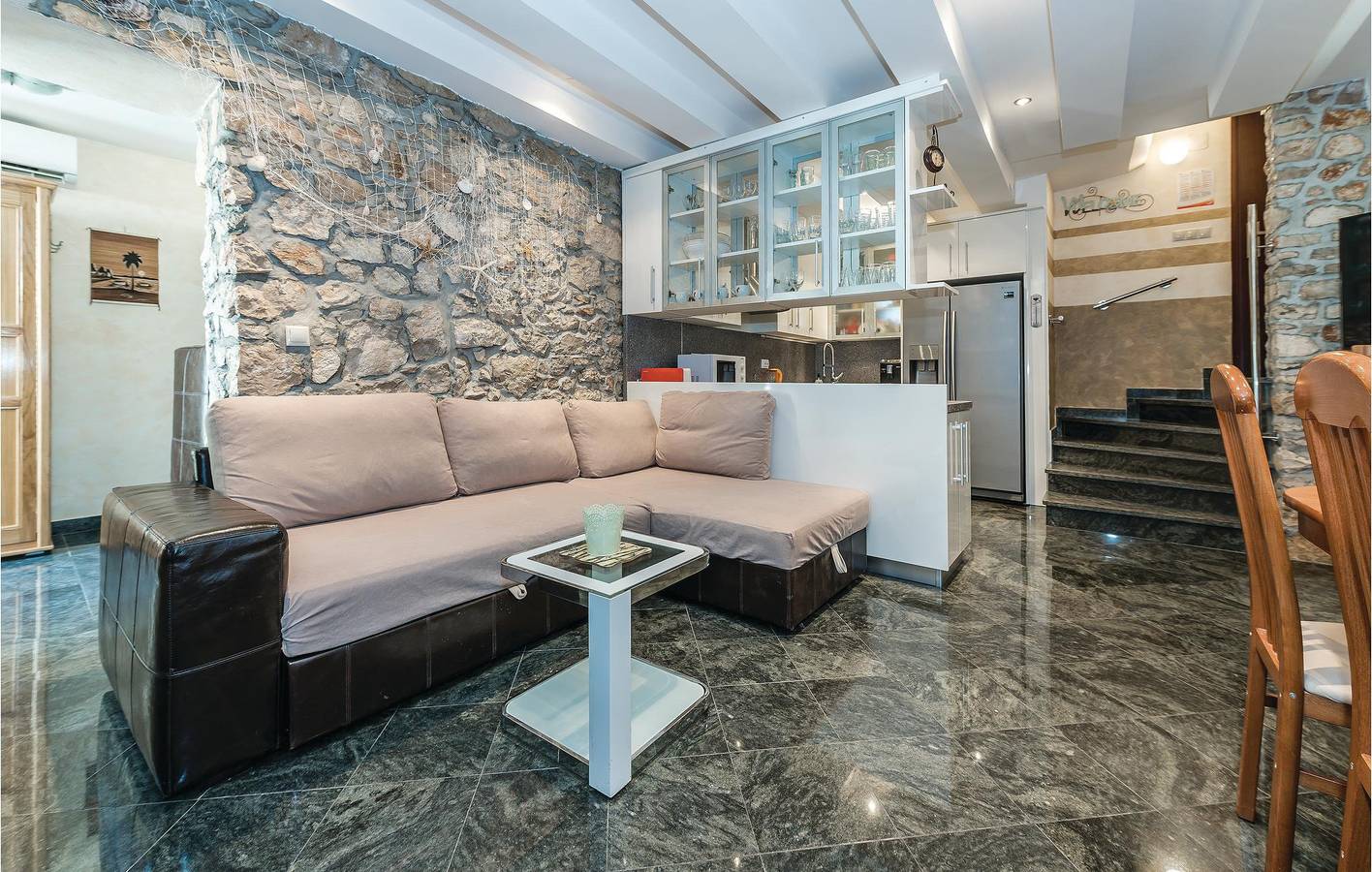 Charmante 2-Zimmer-Wohnung mit Terrasse, 700 m vom Strand entfernt in Vodice, Šibenik-Knin