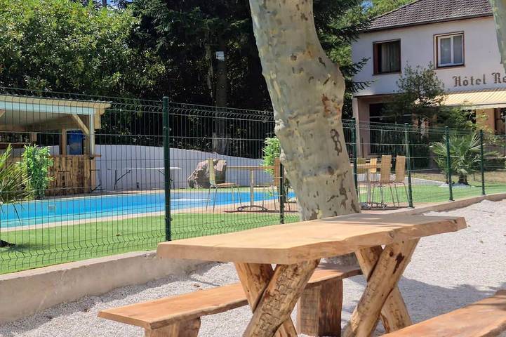 Gîte pour 10 personnes, avec jardin et piscine, animaux acceptés à Le Breuil