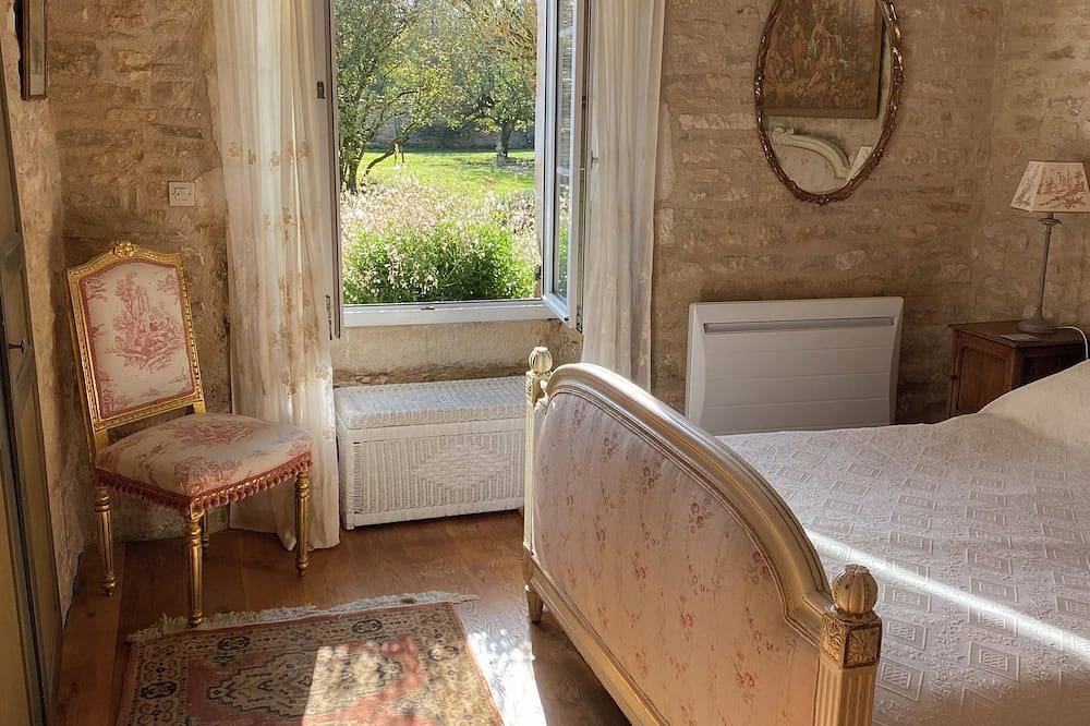 Grand Burgundian stone house in quiet village, 5 bedrooms, beautiful garden in Dancevoir, Parc national de forêts