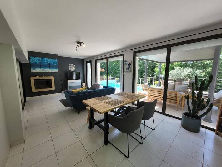 Location de vacances pour 12 personnes, avec terrasse ainsi que vue et piscine à Vouillé - 4