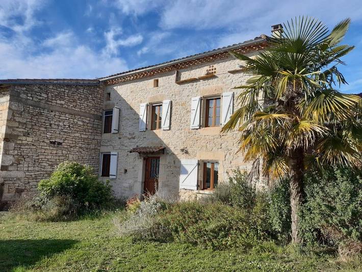 Location de vacances pour 5 personnes, avec Terrasse ainsi que Jardin et Vue à Livers-Cazelles