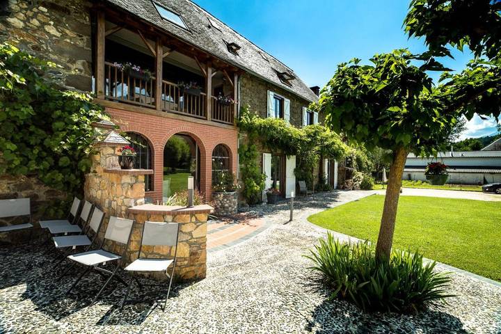 Chambre d’hôte pour 4 personnes, avec terrasse ainsi que vue et jardin à Aucazein