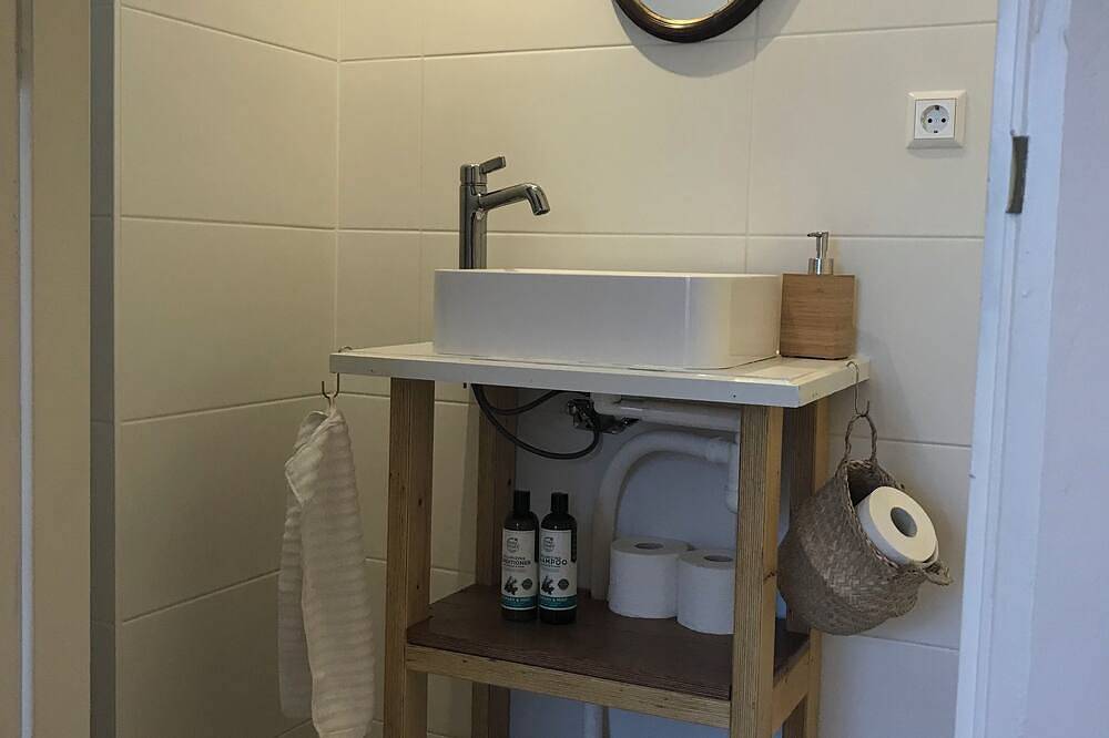 Unique Tiny House with Hot tub in Nordholland