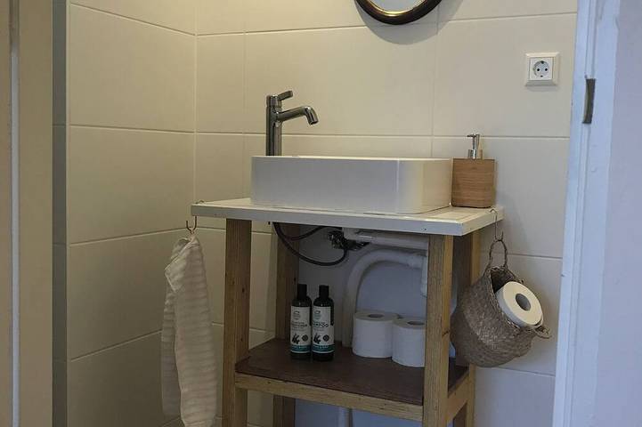 Unique Tiny House with Hot tub in Nordholland