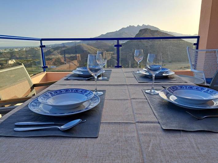 Apartamento para 2 personas, con piscina y piscina para niños además de jardín y vistas en Mojácar