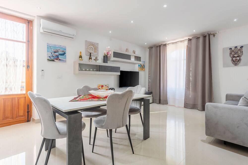 Apartamento entero, Apartamento 'Bienvenue Chez Sarah' con vistas al mar, balcón y aire acondicionado. in Altavilla Milicia, Provincia de Palermo
