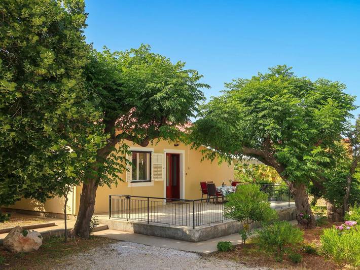 Ferienhaus für 6 Personen, mit Terrasse und Garten auf Rab