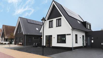 Ferienhaus für 8 Personen, mit Seeblick und Terrasse sowie Sauna und Garten in Stavoren