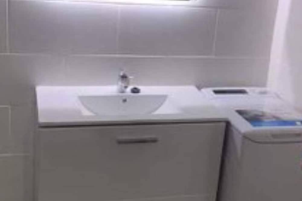 Entire apartment, Beautiful Studio Apartment with large South facing balcony & Amazing Sea Views in Los Cristianos, Arona