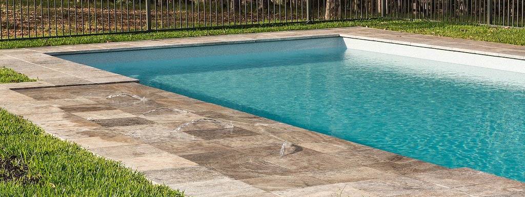 Hermitage Hideaway Cottage - eine Flasche Wein in diesem Frühling in Pokolbin, Hunter Valley