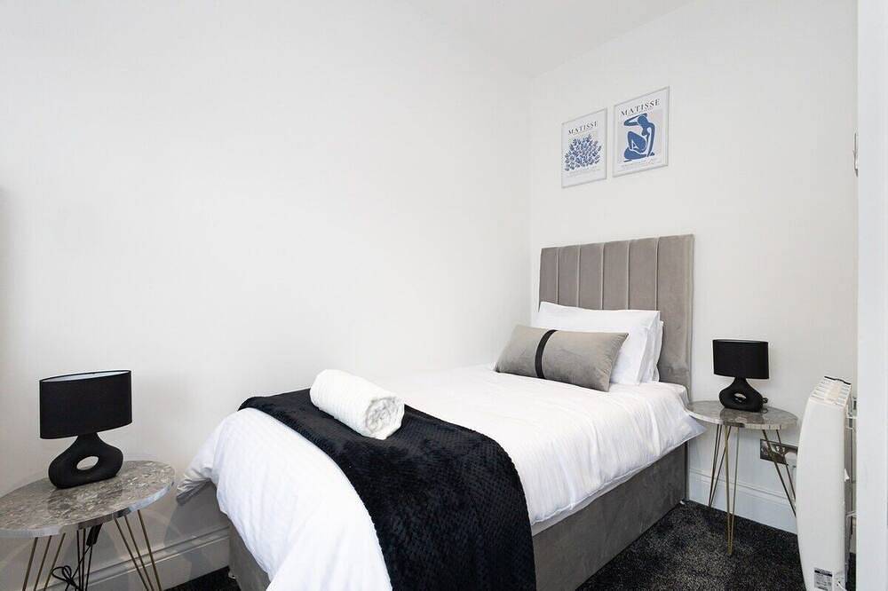 Entire apartment, Modern Bolton Retreat - Stylish Comfort - Flat B in Bolton, Greater Manchester