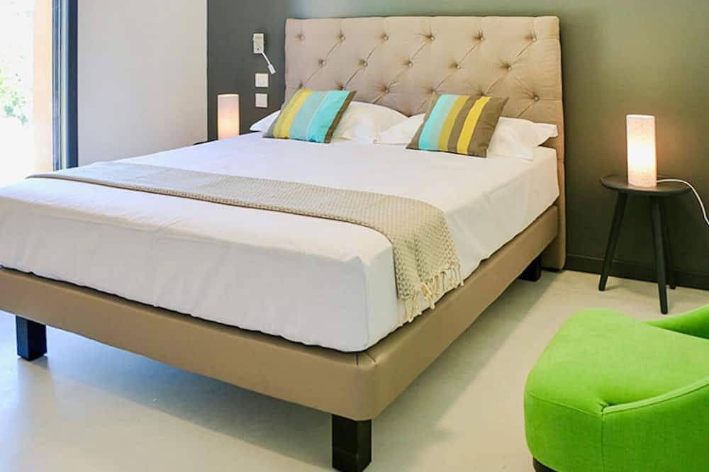 Cozy home in Maillane with kitchen in Maillane, Arles region