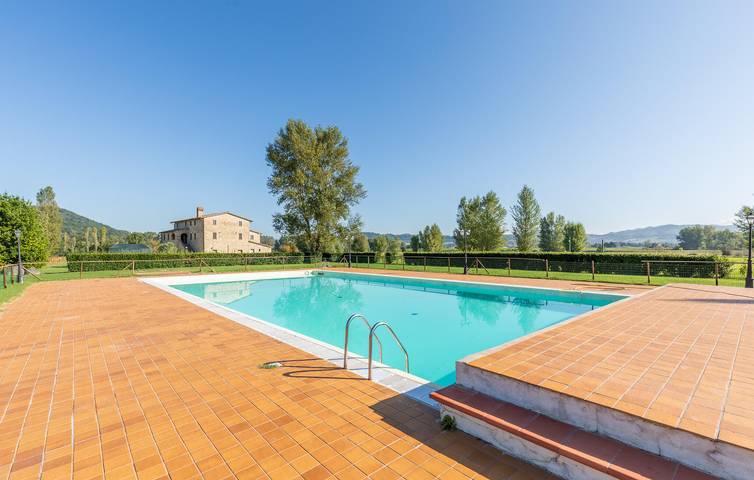 Apartamento vacacional entero, Apartamento con vistas al lago, piscina y aire acondicionado, a 2,5 km de Umbertide in Montone (Italia), Valtiberina