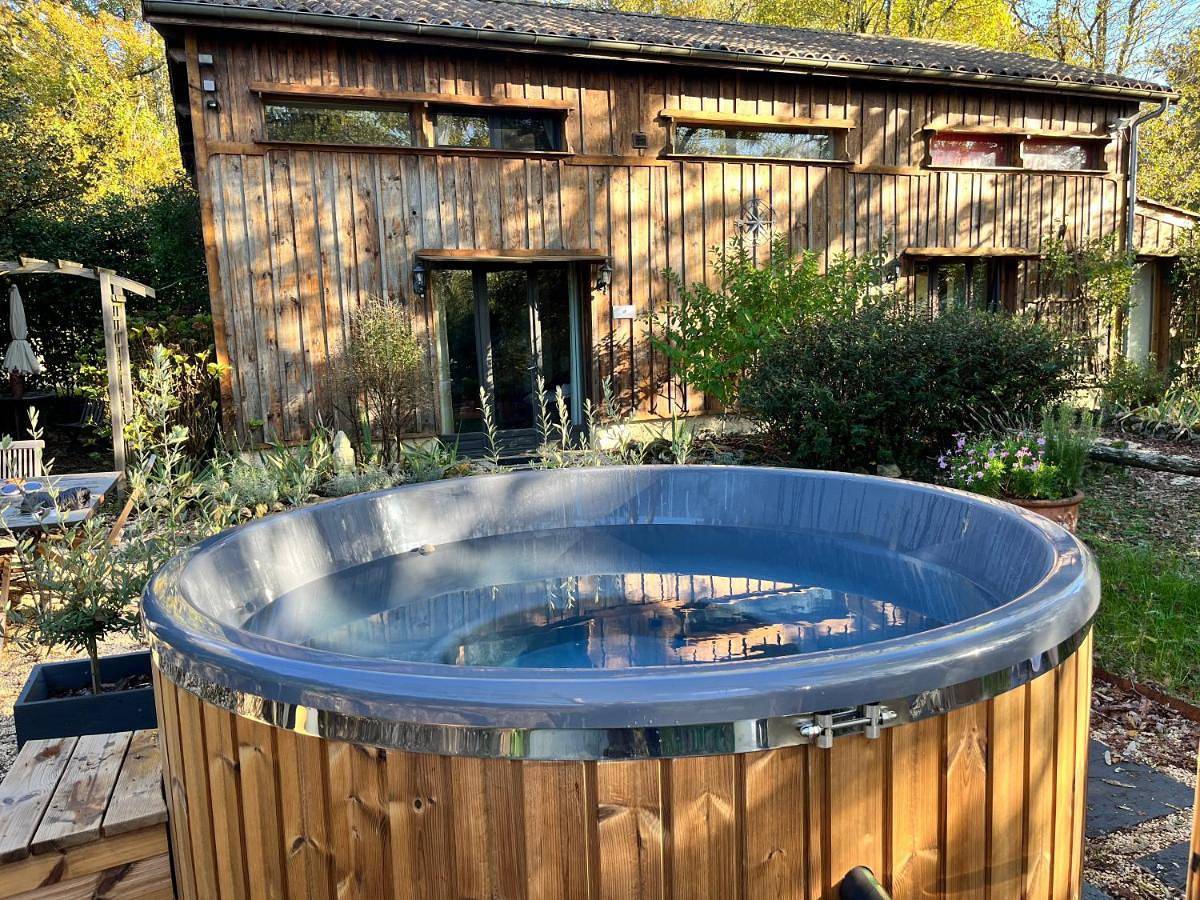 Private Cozy Nordic bath retreat by Chateau Biron in Biron, Périgord Pourpre
