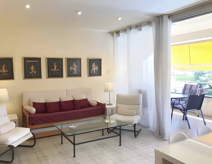 Apartamento entero, Apartamento 'Francás' con piscina compartida, terraza privada y Wi-Fi in Platja de Cal Guinovart (el Vendrell), Vendrell