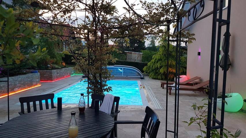 Ferienwohnung für 3 Personen, mit Pool und Garten sowie Ausblick