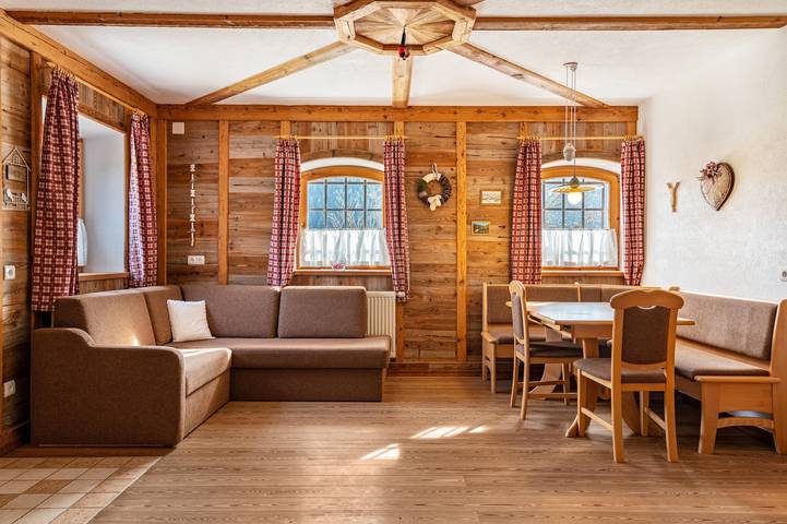Entire apartment, Holiday Apartment "Thomasegg Hof Linde" with Mountain View, Shared Garden & Wi-Fi in Sarnvalley, Sarntal Alps