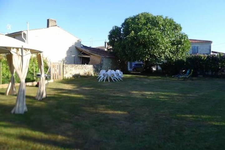 Gîte pour 11 personnes, avec jardin à Thézac