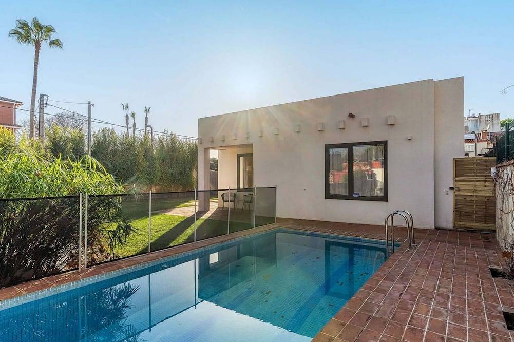 Appartamento intero, Bright house with private pool and garden located in the beautiful beach area of Castelldefels. Perfect place for families with children or adults who want to spend some relaxing time together under the Mediterranean sun.This property is located in in Castelldefels, Baix Llobregat