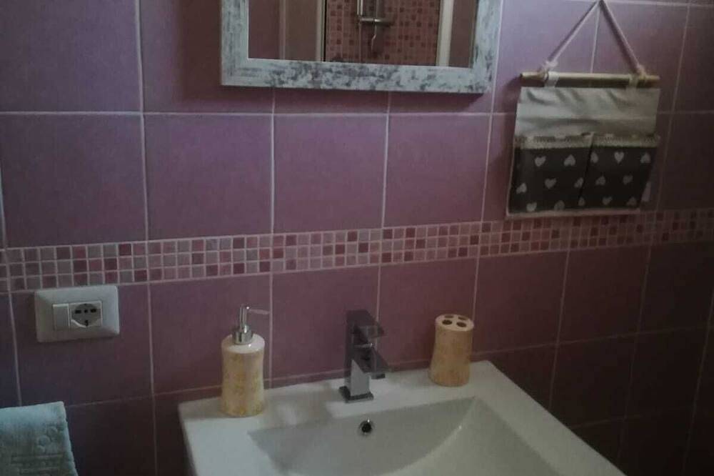 Ganze Wohnung, Doppelzimmer mit Möbeln und Komfort in Villaputzu, Cagliari Provinz