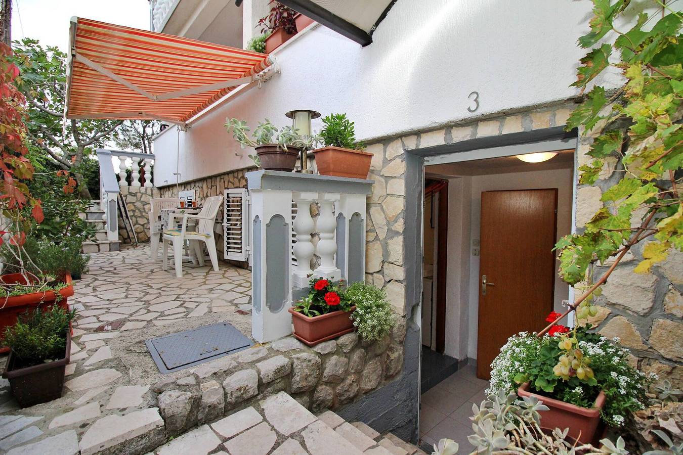 Ganze Wohnung, Apartment Horvat - 240 m vom Meer, Souterrain, private Terrasse, Parkplatz, Wlan in Silo (Krk), Krk