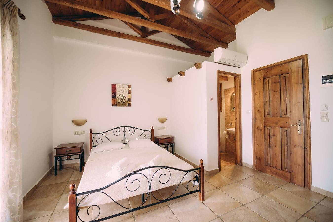 Entire apartment, Trikalioti's Lush Estate Apt Eleonora in Ileia