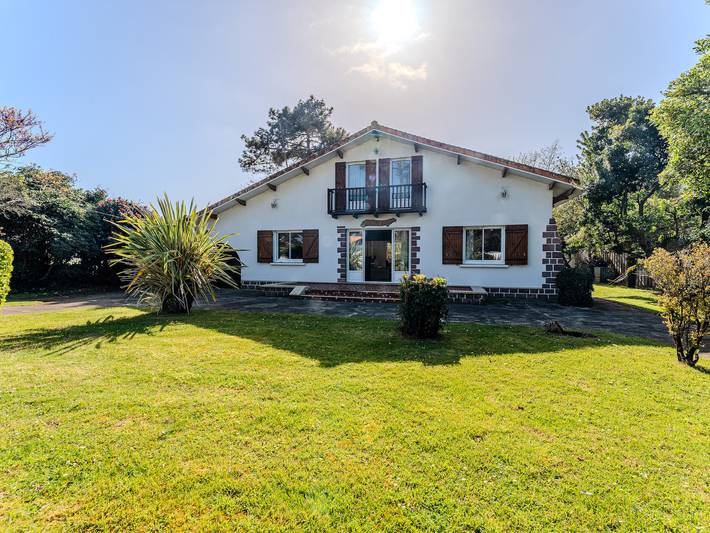 Location de vacances pour 12 personnes, avec jardin et terrasse dans Office De Tourisme De Biscarrosse