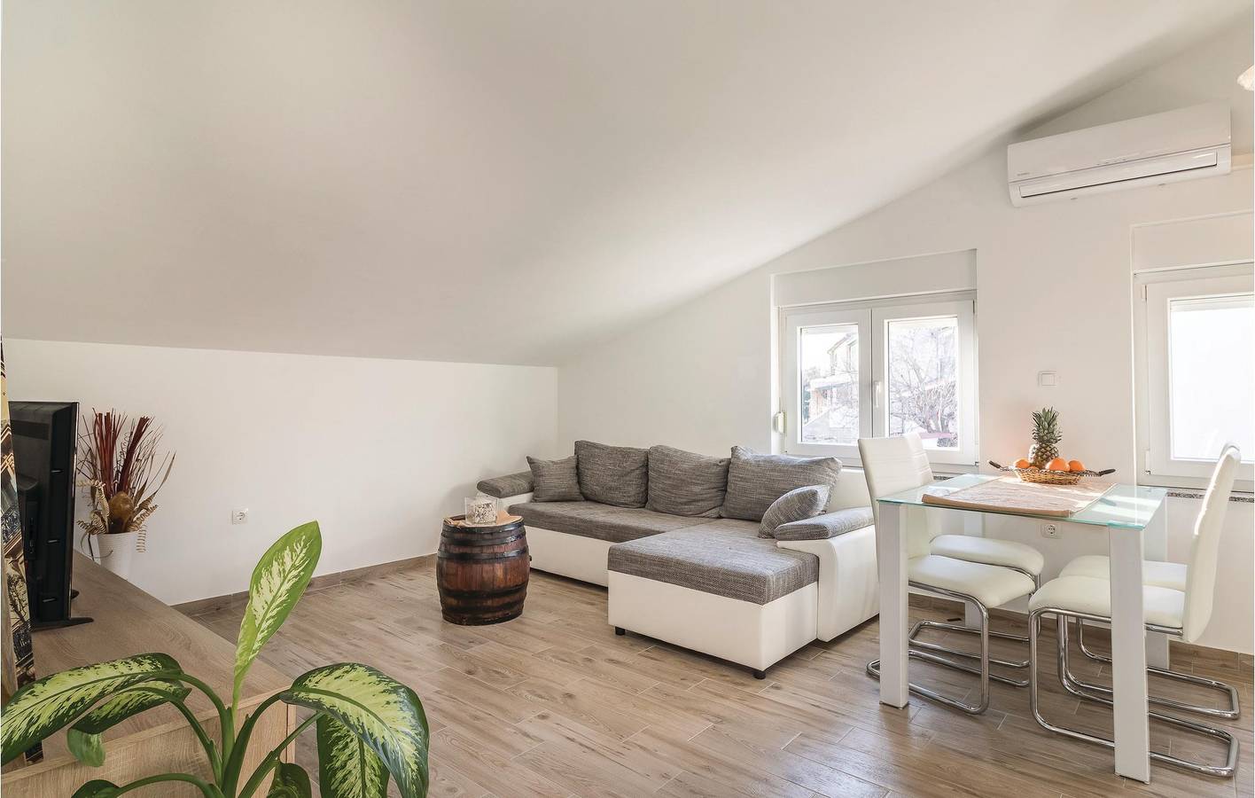 Ganze Ferienwohnung, Modernes 1-Zimmer-Apartment mit Pool, WLAN und Parkplatz in der Nähe des Stadtzentrums von Vintijan in Pula-Medulin, Pula