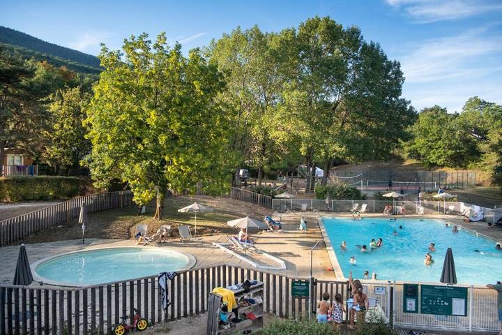 Camping pour 6 personnes, avec terrasse, animaux acceptés dans l' Ain - 2
