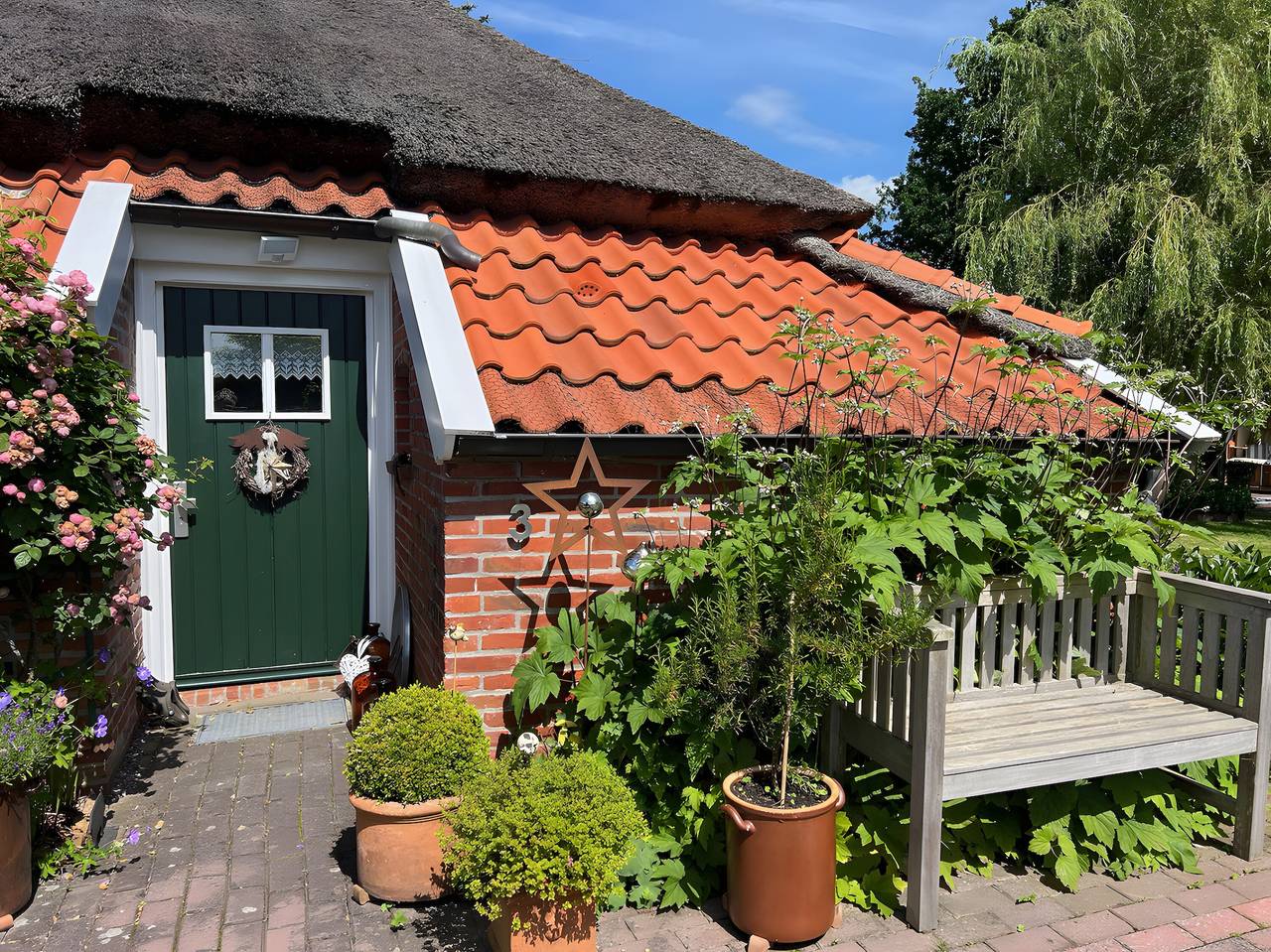Landhaus Lüttje Reethus – maison classée sur un terrain paysager in Wiegboldsbur, Südbrookmerland