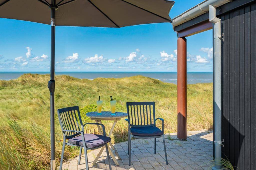Ferienhaus mit fantastischer Panoramaaussicht nur 50 m vom Meer gelegen in Henne Strand, Región de Varde