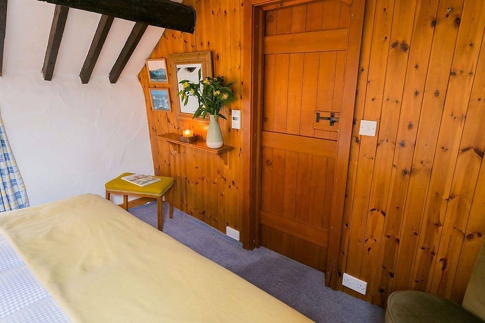Cyndal Bach -  a coastal that sleeps 3 guests  in 2 bedrooms in Rhoscolyn, Isle of Anglesey