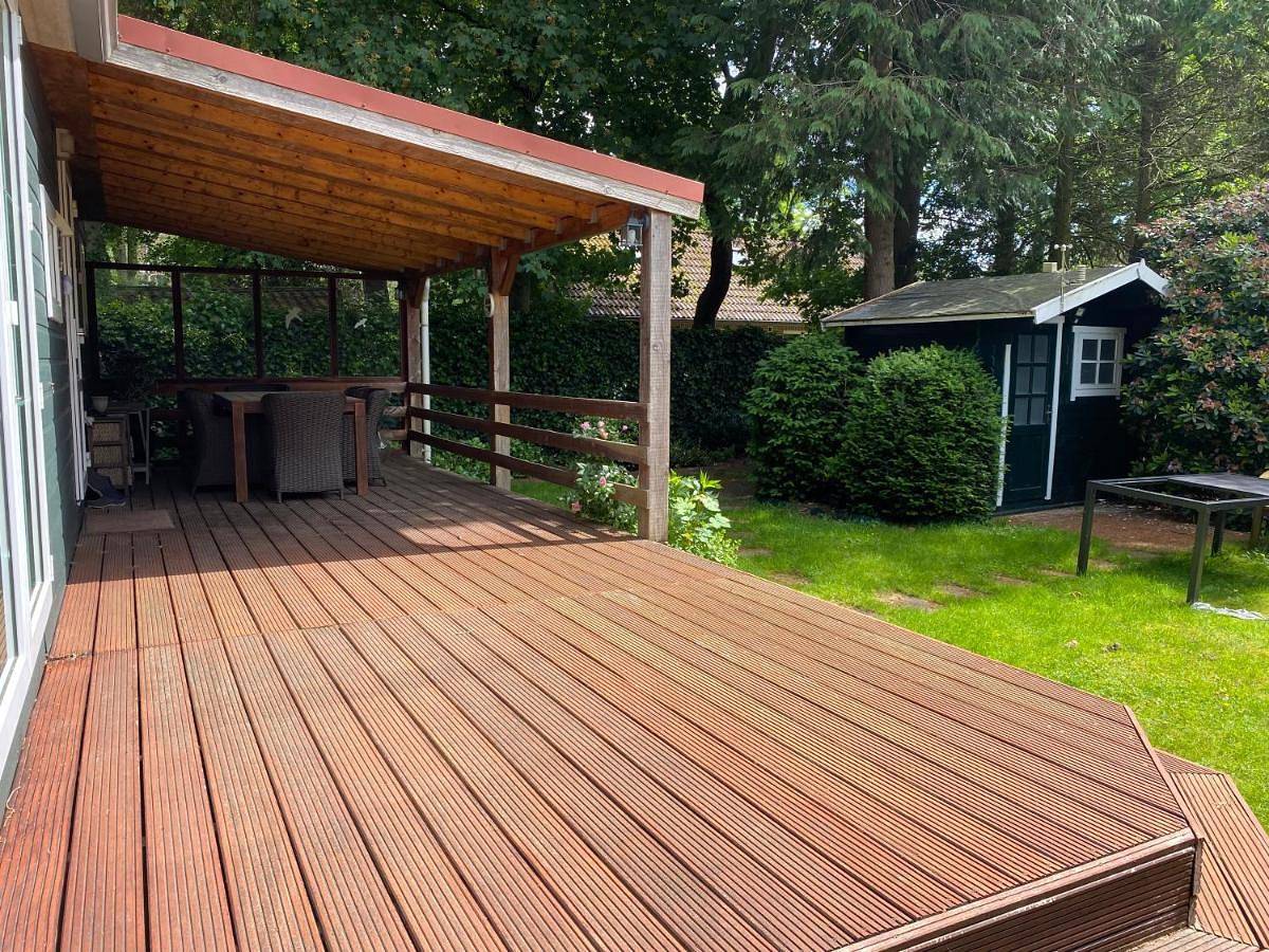 Ruim privacyvol chalet met overdekt terras in Ermelo, Veluwe