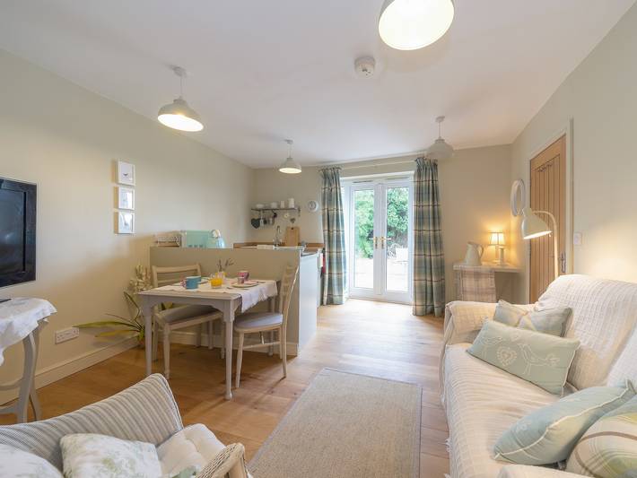 Log cabin for 2 people, with garden, with pets in Herefordshire