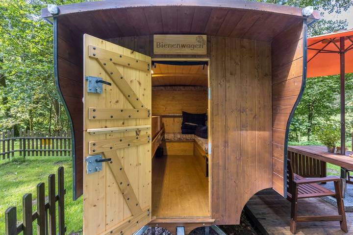 Bienenwagen der Naturheilpraxis Melchger - Bienenwagen, 8qm, 1 Wohn-/Schlafraum, max. 2 Personen in Wildberg, Nordschwarzwald