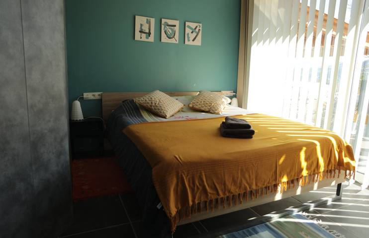 Gîte pour 2 personnes, avec piscine et terrasse ainsi que jardin et sauna, animaux acceptés à Mévouillon