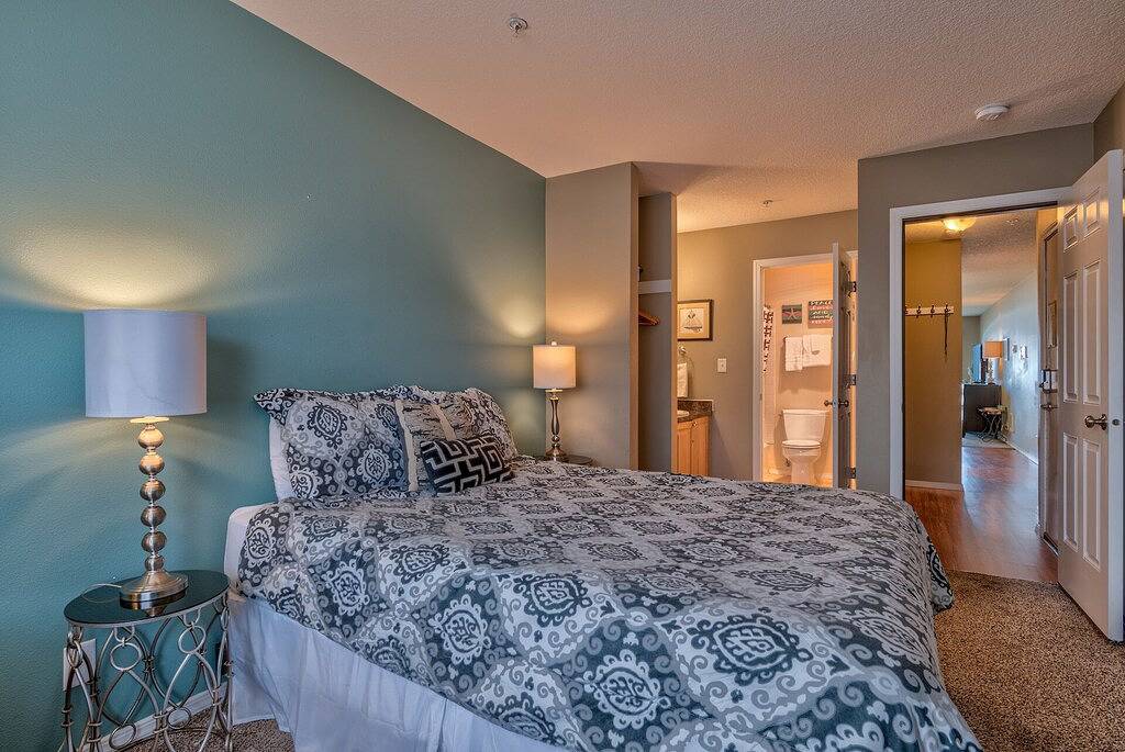 Ganze Wohnung, Bonfire of the Manatees - Erdgeschoss Spa�� direkt am Strand! in Lincoln City, Devils Lake (OR)