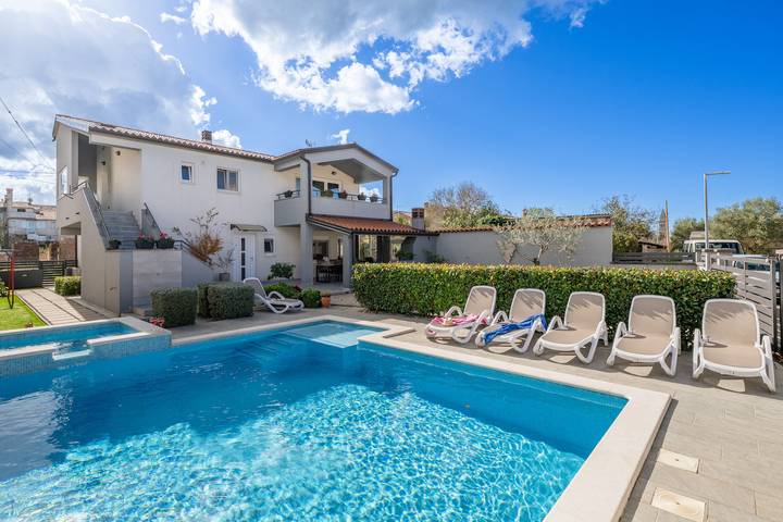 Gîte pour 5 personnes, avec piscine et terrasse à Vodnjan