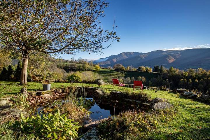Chambre d’hôte pour 2 personnes, avec Terrasse ainsi que Jardin et Vue à Thiézac